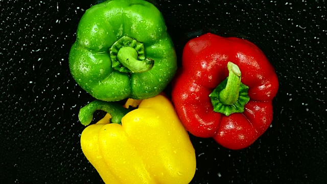 甜椒的颜色有红、黄、绿。前视图。关闭了。视频素材