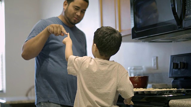 小男孩和爸爸在厨房击掌互击拳头视频下载