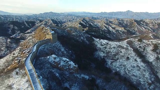 中国北京，白雪覆盖的长城鸟瞰图视频素材