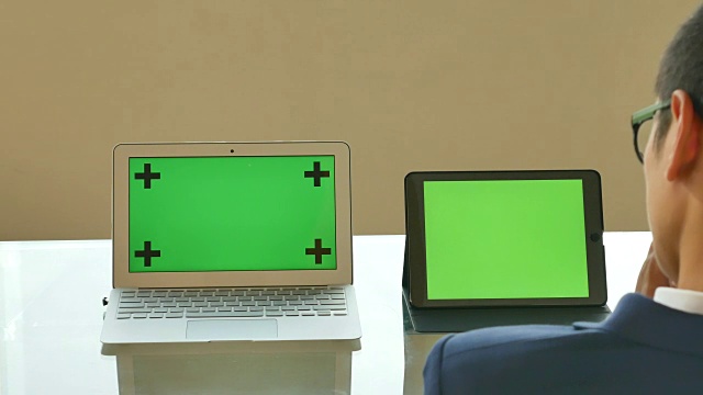 商人看数字平板绿色屏幕视频素材