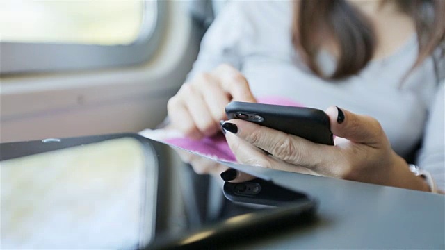 在火车上用智能手机的亚洲女人视频素材