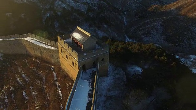 中国北京，白雪覆盖的长城鸟瞰图视频素材