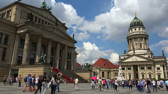 德国柏林宪兵市场广场上的柏林剧院和法国大教堂视频素材