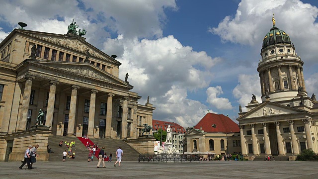 德国柏林宪兵市场广场上的柏林剧院和法国大教堂视频素材