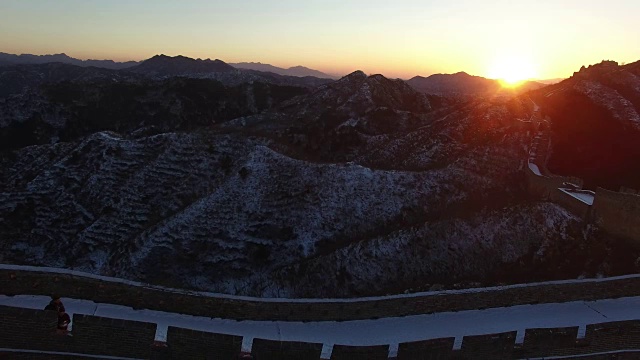 日落时，中国北京的长城被雪覆盖的鸟瞰图视频素材