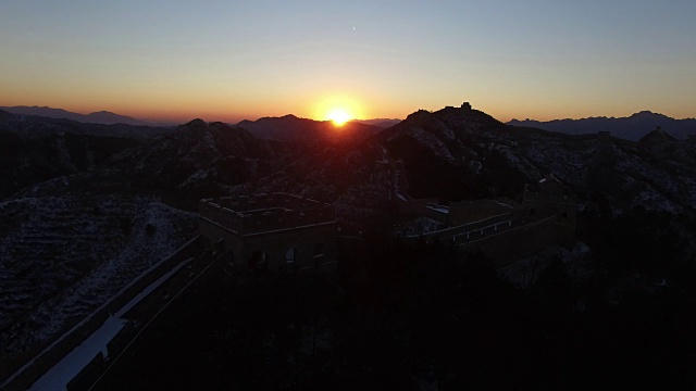 日落时，中国北京的长城被雪覆盖的鸟瞰图视频素材