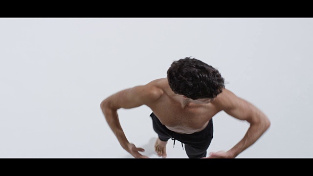 男舞者做皮鞭转视频素材