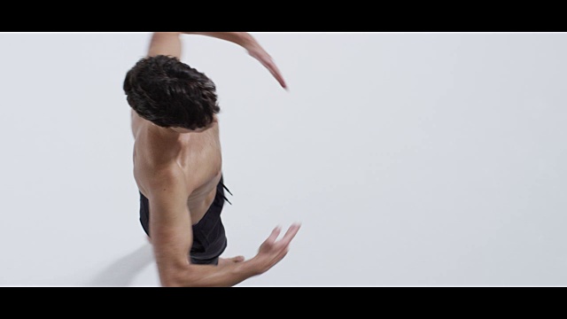 男舞者做皮鞭转视频素材