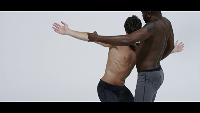 两个男舞者在一个白色的房间里视频素材