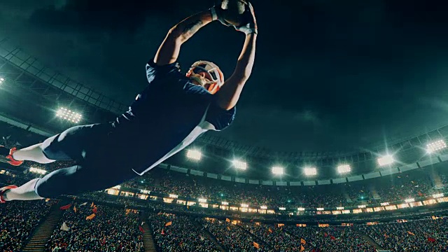 美国足球运动员拿着球跳起来视频下载
