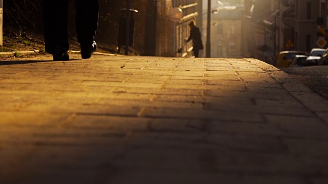 慢镜头:一个人走在夕阳下视频素材