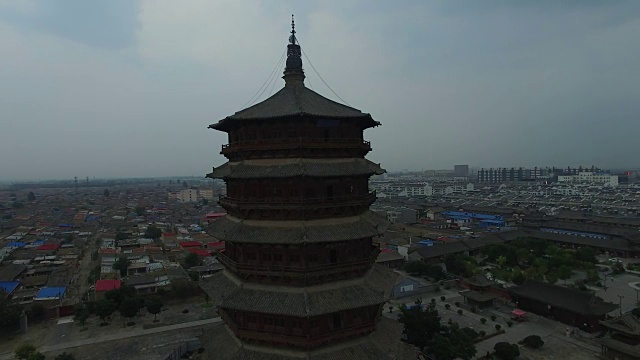 鸟瞰图木制佛塔在寺庙，中国视频素材