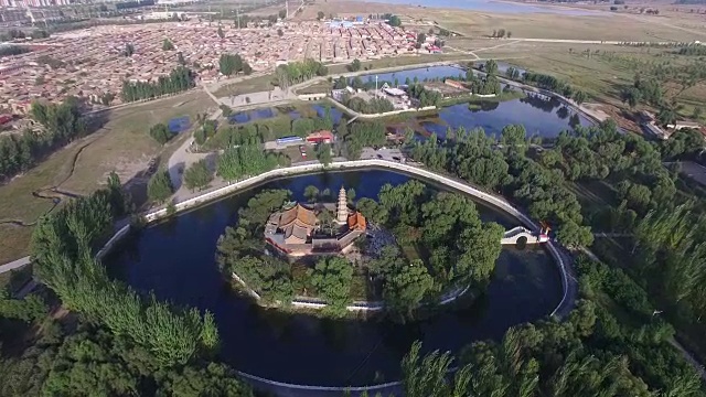 鸟瞰图一个小寺庙周围的小湖视频素材
