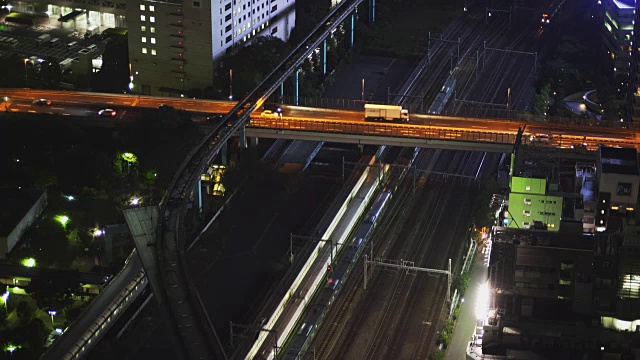 东京晚上的火车和交通视频素材