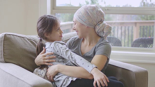 患有癌症的年轻女性拥抱着她的女儿视频下载
