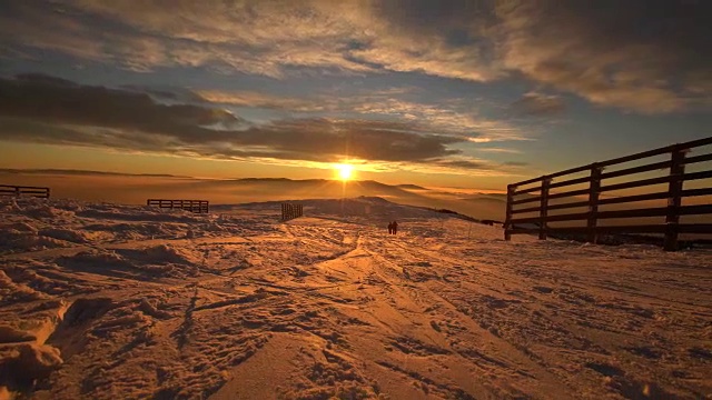冬天金色的夕阳视频素材