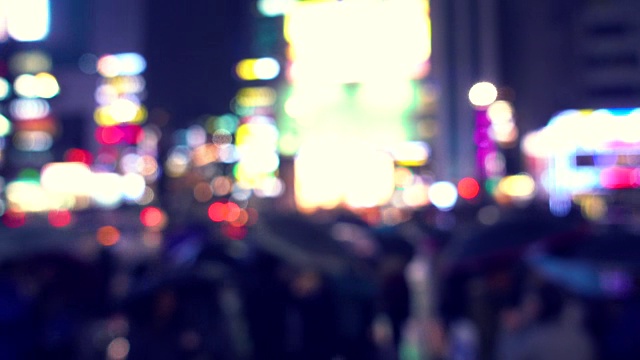 下着雨行走在城市中的行人。从繁忙的大城市背景，人们过马路的首尔，韩国视频下载