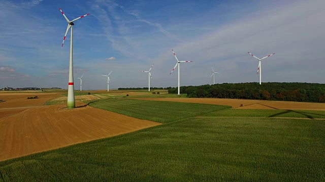 德国萨尔高基尔夫附近的风力发电机视频素材