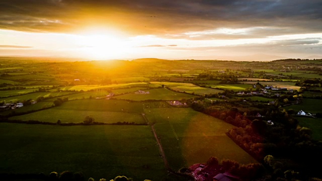 空中的农村景观与田野和农场在日落视频素材