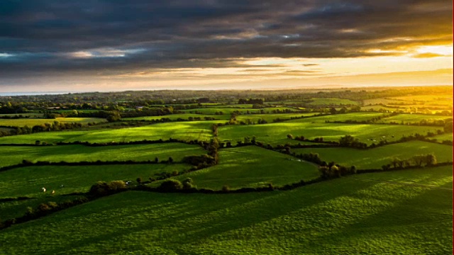 爱尔兰乡村景观与农田的航拍视频素材