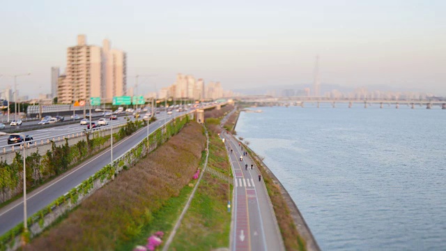 韩港公园(汉城热门公园)的路边交通和人们在散步和骑自行车的景象视频素材