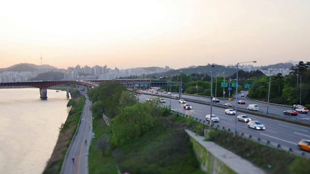 江边本诺高速公路和城速大学桥的交通景观视频素材