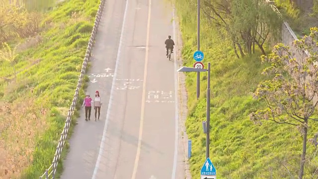 人们在汉城热门公园散步和骑自行车的景象视频素材