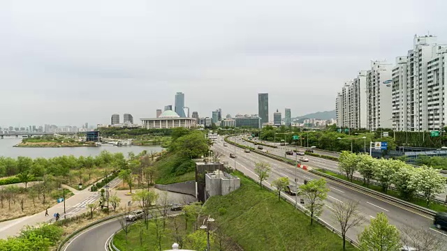 Yeouido地区附近的奥林匹克高速公路上的国民议会大楼和交通状况视频素材