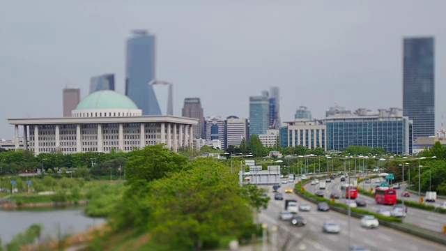 Yeouido地区附近的奥林匹克高速公路上的国民议会大楼和交通状况视频素材