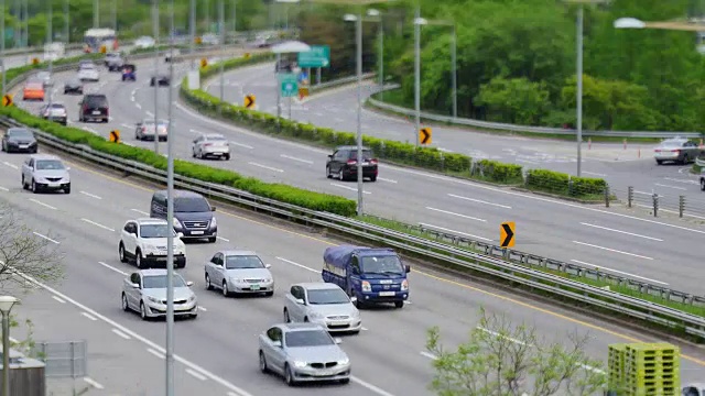 在奥林匹克高速公路上行驶的交通景象视频素材