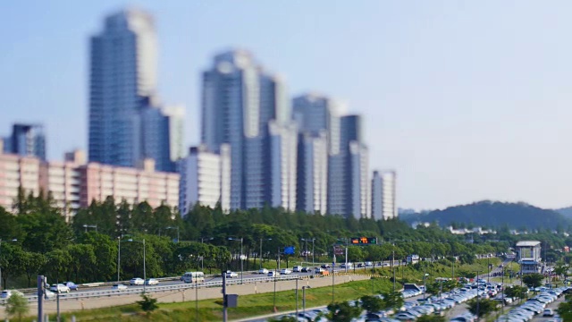在奥林匹克高速公路上的交通移动的视野附近的Yeouido地区视频素材