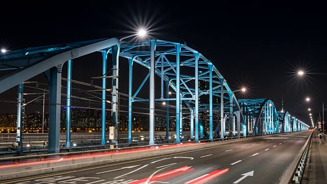 Dongjakdaegyo大桥上的交通夜景视频素材