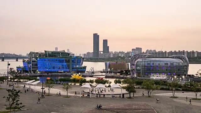 夕阳下的Sebitdungdungseom(文化综合体的人工浮岛)视频素材