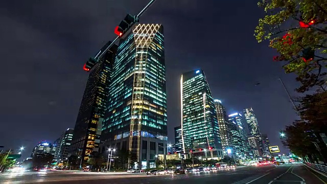 Yeouido商业区(首尔主要的金融和投资银行区)的摩天大楼夜景视频素材