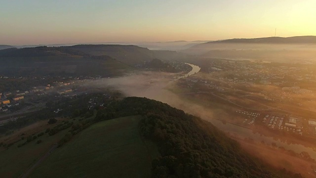 德国莱茵兰-普法尔茨的特里尔-萨尔堡区萨尔堡附近萨尔谷的无人机鸟瞰图视频素材