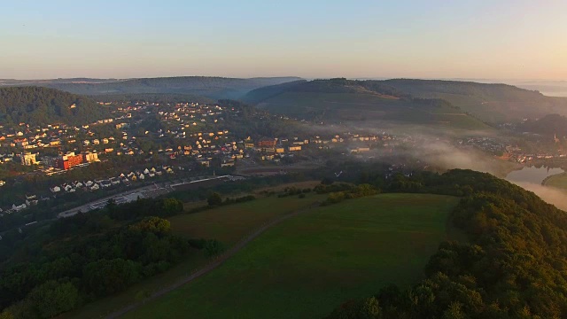 德国莱茵兰-普法尔茨的特里尔-萨尔堡区萨尔堡附近萨尔谷的无人机鸟瞰图视频素材