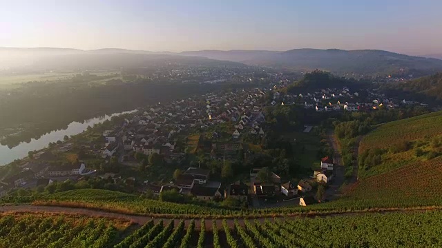 德国莱茵兰-普法尔茨的特里尔-萨尔堡区萨尔谷的萨尔堡-尼德勒leuken无人机瞰图视频素材