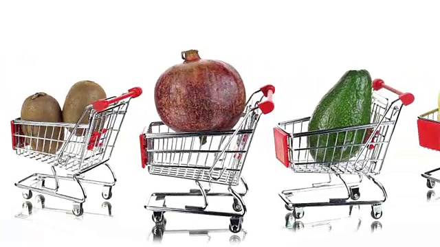 购物车里的热带水果和柑橘类水果一个接一个地滚动着视频下载