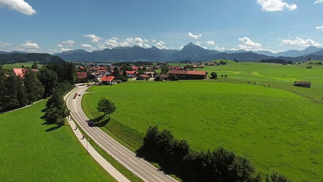巴伐利亚州奥尔高东部的Hopferau村视频下载