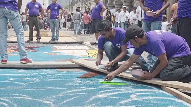 瓜地马拉安提瓜的年轻人为四旬斋/复活节庆典制作的多色地毯视频下载