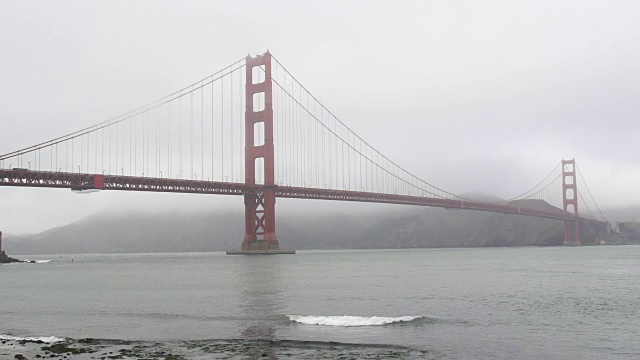 慢镜头金门大桥在雾视频下载