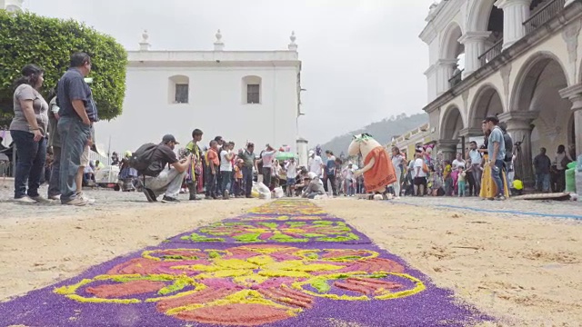 在危地马拉的安提瓜岛，用于大斋节/复活节庆祝的五彩地毯。人们使它。视频下载