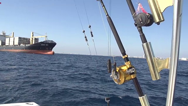 慢盘由货船和鱼竿视频素材
