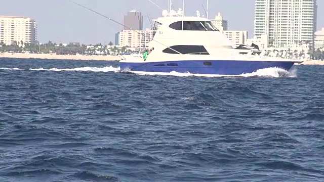 一艘蓝色的大船在天际线前经过视频下载