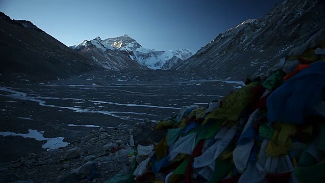 珠峰大本营的祈祷旗视频素材