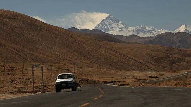 卡车在西藏山区的公路上行驶视频下载