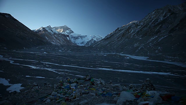 珠穆朗玛峰大本营的祈祷旗视频素材
