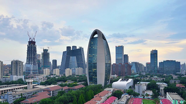 北京城市天际线和CCTV总部鸟瞰图，白天到晚上的过渡视频下载