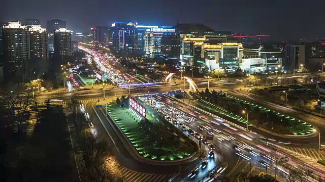 T/L WS HA中国，北京，鸟瞰图繁忙的十字路口在夜间，高峰时刻的交通。视频下载