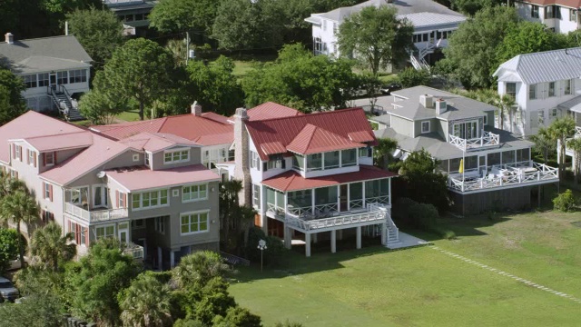 美国南卡罗莱纳州查尔斯顿，沙利文岛附近的斯蒂芬·科尔伯特的家和豪宅的WS AERIAL POV视图视频下载